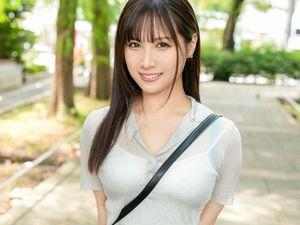＜素人＞たゆんたゆん巨乳おっぱい！澄まし顔でエロいお姉さん！手マン潮吹き＆エッチな乳首舐め＆フェラ、騎乗位セックス！