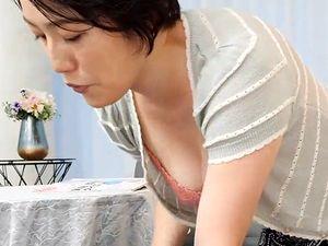 【友達の母親】40歳の巨乳おっぱいが…！風呂場でオナニーしている所を盗撮する息子の友人！それをネタにディープキスして…