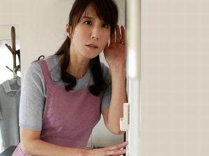 美熟女！隣の部屋から聞こえてくるエロい声に発情してしまう欲求不満なお母さん！息子に隠れてオナニーを始めちゃう！