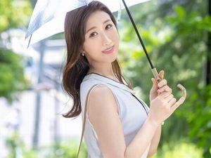 ＜美熟女＞現役CAの美淑女とエッチ旅行！現実を忘れスケベな本性を曝け出す濃密セックス！ザーメンをたっぷり顔射！