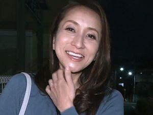 51歳の超☆美魔女！2人の息子さんとご主人との4人家族で結婚25年目の専業主婦がAV出演！四肢拘束され黒乳首を弄られ…
