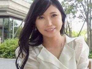 ＜人妻ナンパ企画＞巨乳おっぱい♡お漏らし美人妻！清楚風でエロい奥さんがAV出演！クンニ＆手マン失禁、不倫放尿セックス！