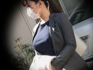 ＜素人＞爆乳スゴイ！電車痴漢される『おっぱい』！胸元がエロすぎるムチムチ童顔OLを連れ込んでセックス！