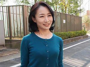 50歳！友達の母親は五十路でお淑やかな美熟女！息子の友人に風呂を覗き見されおっぱいを揉まれ黒乳首を吸われエロい事に！