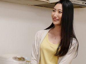 【友達の母親】お風呂でオナニーしている所を覗き見して盗撮に成功！脅迫するつもりが…妖艶な笑顔で迫ってきてキス、そして…
