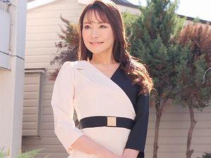 42歳★帰国子女の奥様！美魔女な香りをプンプン漂わせる人妻がAVデビューして弾ける！