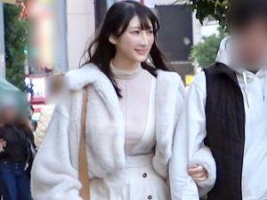 ＜素人企画＞NTR◆巨乳美人！おっぱい綺麗なお姉さんが結婚間近で彼氏と電話中に浮気セックス！エロい手マン潮吹き、騎乗位！