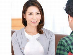 48歳！「初めてがおばさんとじゃいやかしら？」童貞くんがアラフィフの清楚な美熟女といきなりベロキスしておっぱい揉んで…