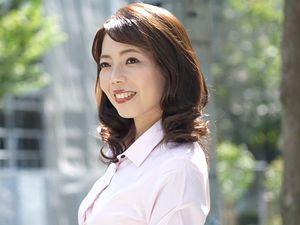 36歳！一時の母である人妻がAVデビュー！雪のように白い美乳ボディを紅潮させる奥様！