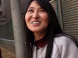 ＜素人＞奇跡の45歳！スーパー美魔女な人妻がAV出演！久しぶりのセックスで悶え狂う色白美白美乳な奥さん！