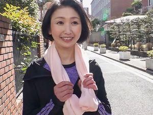 五十路のジョギング奥さん！隣家の無職男に自宅で強引に押したされてキスをされ乳首を吸われ徐々にエロい声が・・・