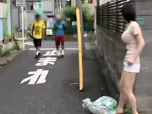 ご近所小●生を公園の公衆トイレにつれこみ未熟でちっこいチンポをもてあそびながらしごいて射精させるボインな変態娘
