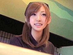 アイドル級に可愛い居酒屋バイト娘をトイレに連れ込んでお口でたっぷり奉仕させ口内射精と生ハメ中出しファック