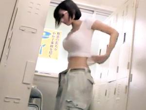 メガネな地味顔に見合わないド派手なオッパイしてる作業服娘に興奮しちゃったので更衣室で揉みまくって生ハメ中出し
