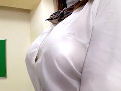 【すげぇwww】クラス１のボインな女子が下着をつけてない事に気づき勃起してたらバレてまさかの展開