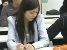 大学の授業中に隣のＪＤにエロ行為をしたらパンツ湿らせチンポほしそうになのでばっくれて廊下で犯したったｗ