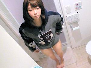 ガキみたいに小さくて幼顔でクソ美少女な女子大生とベッドでフザケながらなし崩し的にＨに持ち込むザマを盗撮