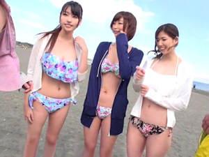 バイトの友達でビーチに来てる巨乳ビキニＧＡＬをハメ部屋に誘って脱がせたら美巨乳＆ピンクちくびに勃起したのでデカチンで犯したった
