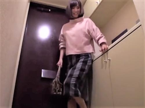 【人妻ナンパ】何か…子供みたいww五十路熟女を家に連れ込み隠し撮り!高身長で美乳おっぱいの美脚おばさんが若ちんぽに興奮