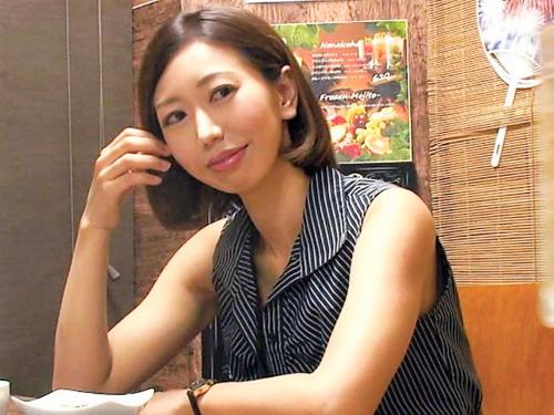 【熟女ナンパ】1人呑み中の美人奥さんとトイレでベロチュー!パンスト脱がされTバックが露わになった清楚系ママが中出しされる