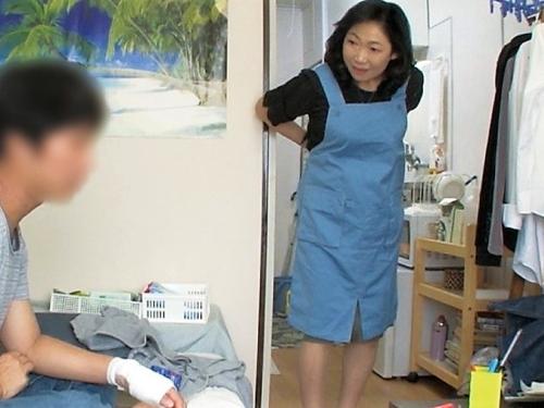 【おばさんレンタル】怪我をしている男の部屋にきた五十路熟女!清楚な巨乳おっぱいの美魔女が下の世話までしてくれた
