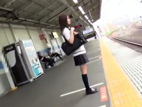 【閲覧注意】駅でみかけたミニスカ制服JKをレイプ犯が狙う…電車内でベロチューされ恐怖心MAXの中別の場所に連れて行かれ…