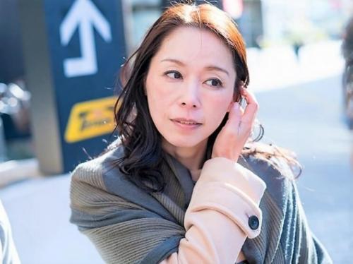 【熟女ナンパ】清楚な美魔女おばさんにホテルでインタビュー!ボディータッチで興奮した妖艶な人妻がフェラ＆騎乗位ベロチュー