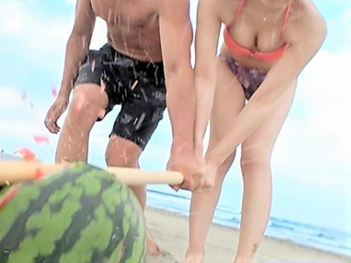 【素人ナンパ】会社サボった美乳おっぱい美少女とスイカ割り!乳首責め手コキのW責めしてくる水着お姉さんとホテルで背面騎乗位