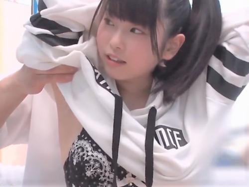 【素人ナンパ】下着見えちゃう//パイオツは小さい方がいいと言う巨乳ロリ美少女!ガッツリ猫背娘に羽交い締めしつつマッサージ