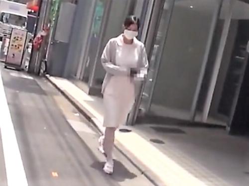 【素人ナンパ】お昼休憩中の歯科助手がホテルで口内射精されザーメンごっくん!清楚な美乳おっぱいの美人お姉さんが企画に挑戦