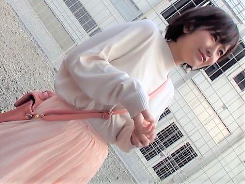 【素人ナンパ】帰宅途中のロリ女子大生がホテルで下着見せ!四つん這いポーズする巨乳おっぱいミニスカ美少女にいきなり着衣ハメ