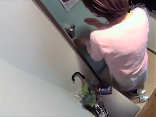 【人妻ナンパ】初恋の人を思い出し男の家に来た清楚な美熟女おばさん!エロス溢れる美魔女がトイレでおしっこする所を盗撮された