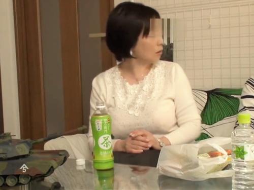 【熟女ナンパ】皆でご飯食べて帰るね♥　清楚な人妻が若男の部屋で不倫!巨乳おっぱいのむっちり美魔女が他人棒に興奮しフェラ