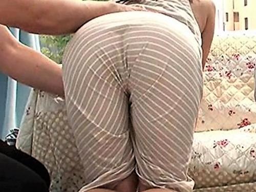 【熟女ナンパ】マキシワンピの人妻に特製デトックスウォーターご馳走!MM号で下着を脱いだママ友2人組が電マ責めでお漏らし