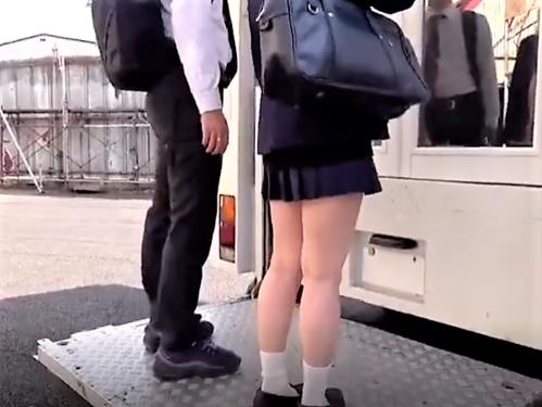 【素人ナンパ】太ももむっちりミニスカ制服JKが見て手コキしてフェラして味見…彼ちんと他人棒を間違えた巨乳おっぱい娘に罰