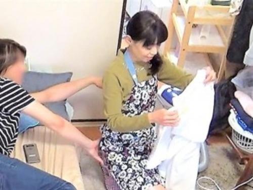 【おばさんレンタル】掃除してくれる美魔女のお尻にタッチ//　清楚に見えてフェラしながら指オナニーする熟女がエロすぎる