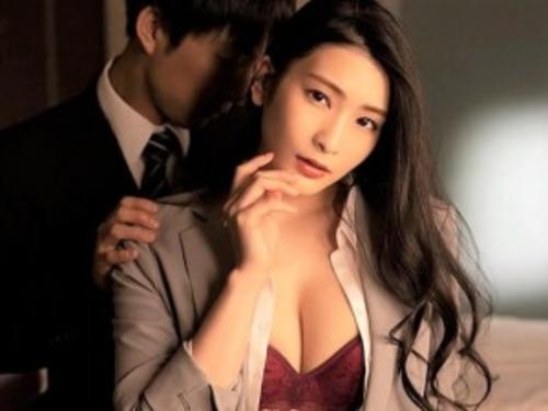 絶倫部下にお色気上司が寝取られる…スレンダーな美女お姉さんにマッサージしていた童貞が興奮しベロチュー＆パンティずらしハメ