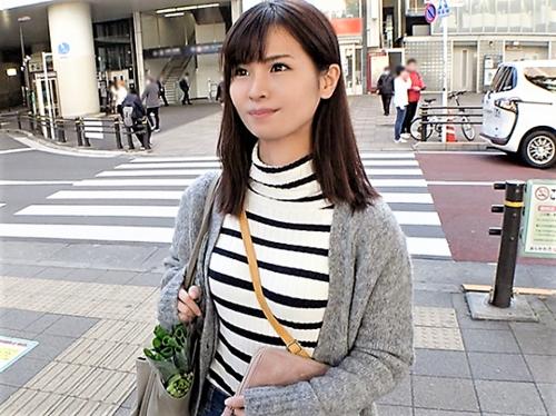 【素人ナンパ】ネギ持ってるww 都内で見つけた清楚系美人をホテルに連れ込みAV撮影!乳首責め＆電マで興奮したパイパン人妻