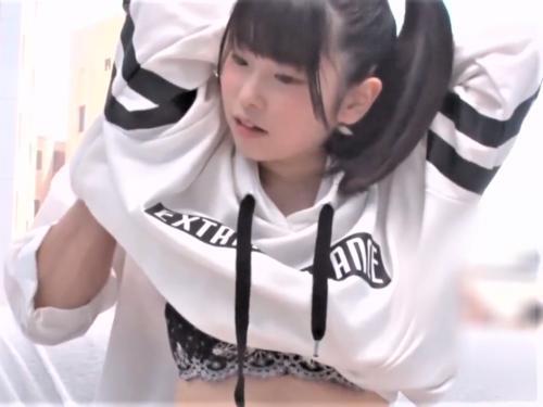 【素人ナンパ】ショートパンツ履いた猫背ロリ娘がMM号に乗車!巨乳おっぱいのツンデレ美少女が乳首責めで興奮しフェラ手コキ