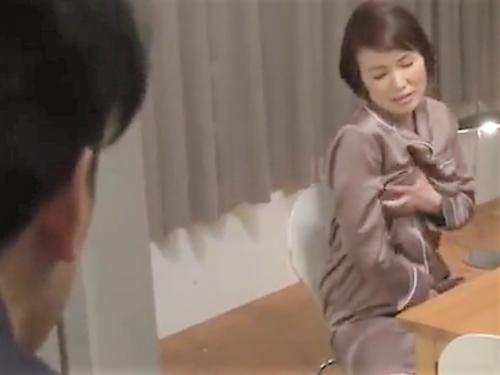 【おばさん×オナニー】オレ…見ちゃった//　身も心も寂しい母親と息子が禁断性交…フェラ手コキする美熟女に遠慮なく中出し