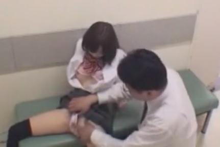 授業中の教室のそばで！！廊下でヤっちゃう女子高生が感度良すぎでｗ