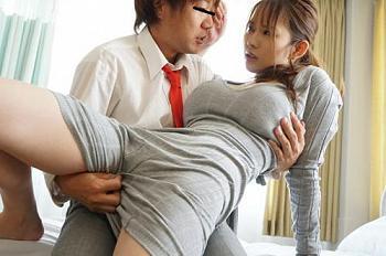 ＜はやのうた＞不倫関係がバレ弱みに付け込まれた巨乳美女が恥ずかしいワンピで男子を挑発してしまう！