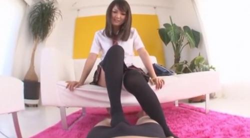 制服姿のエロカワっ子がパンチラ見せながら美脚で足コキしてくれるフェチ動画！