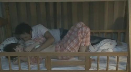 友達の家に泊まった男が2段ベッドに眠る友達の妹に欲情して夜這いする卑猥映像
