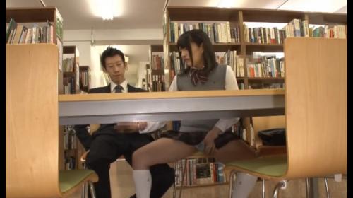 図書館で変態男のチ〇ポを触らされている美少女JKが声を出せないサイレントレ〇プ！