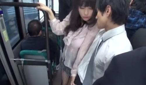 痴漢行為に欲情する性癖の人妻がスケベな恰好でバスに乗り込みイケメンと車内エロ行為
