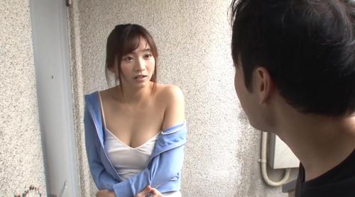 恥ずかしい恰好の薄着お姉さんが外で震えていたので部屋に入れて欲情SEX