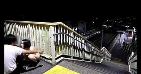 【流出映像】腰のクビレがエロいスレンダー少女を夜の街中で露出させた様子