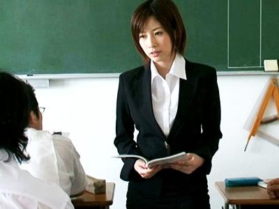 【レイプ】情熱を持った女教師は放課後、不良男子に犯されてしまう！複数の男たちにアソコをいじられて正常位にバックでガン突き
