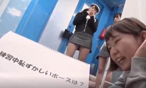 【マジックミラー号】スポーツ系JDに質問中にビックマムを挿入して感じながら答える